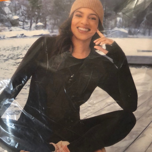 Cuddl Duds Tops - 🎁 NWT 🥶 CUDDL DUDS BLACK STRETCH FLEECE BASE LAYER W/THUMB HOLES Women’s XL